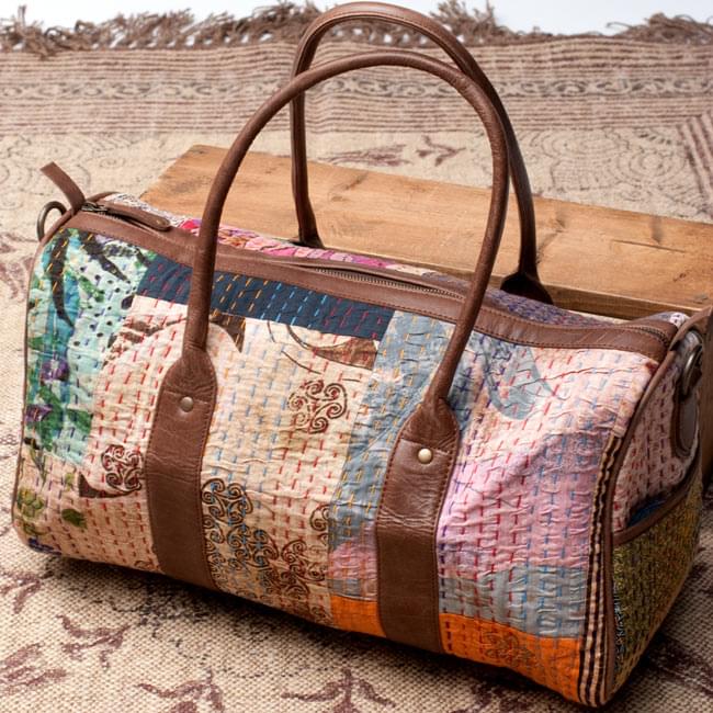 〔一点物〕伝統を紡いだ ラリーキルトのボストンバッグ 2 - 裏面の写真です