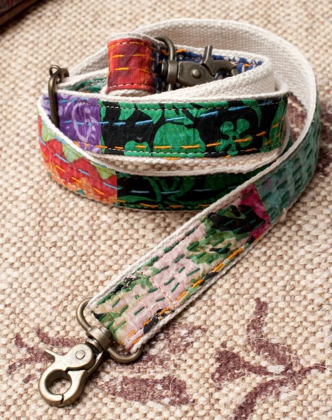 〔一点物〕伝統を紡いだ ラリーキルトのボストンバッグ 6 - ショルダー用のストラップ(最短:約85〜最長:約150cm)も付属するので、肩掛けもOKです。カバンの雰囲気に合わせて、ショルダーにも刺繍がつけられております。