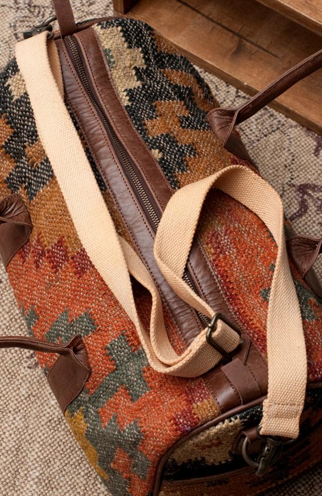 〔一点物〕伝統を紡いだ ラリーキルトのボストンバッグ 7 - ストラップをつけてみたところの写真です。【以下の写真は、デザイン違いの同ジャンル品の写真となります。】