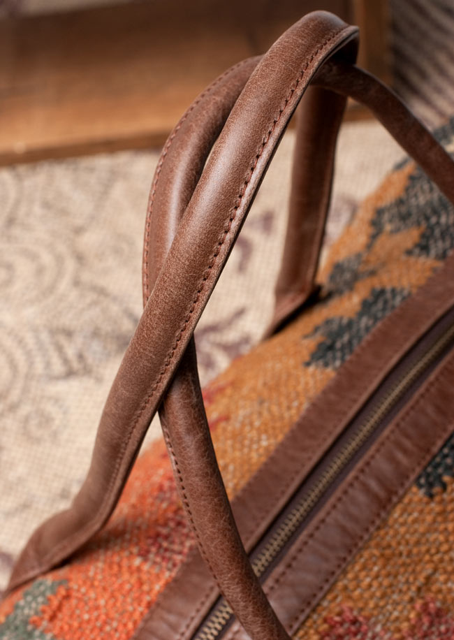 〔一点物〕伝統を紡いだ ラリーキルトのボストンバッグ 9 - 丈夫なレザーで、ずっと使えて経年変化も楽しめます。