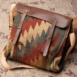 〔一点物〕伝統を紡いだ インドキリムのスクエア型ショルダーバッグの商品写真