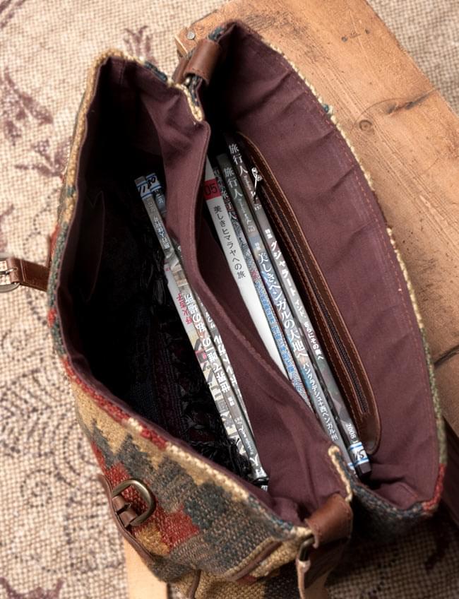 〔一点物〕伝統を紡いだ インドキリムのスクエア型ショルダーバッグ 12 - メイン収納は2つに別れ、普段使用するのに十分なサイズ!A4サイズの本も余裕を持って入れられるので、書類やノートパソコン入れとしてもオススメです。