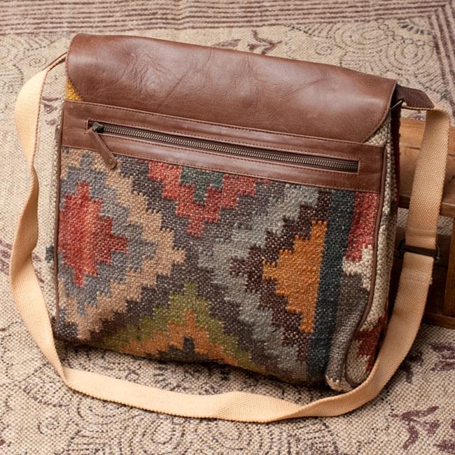 〔一点物〕伝統を紡いだ インドキリムのスクエア型ショルダーバッグ 2 - 裏面の写真です