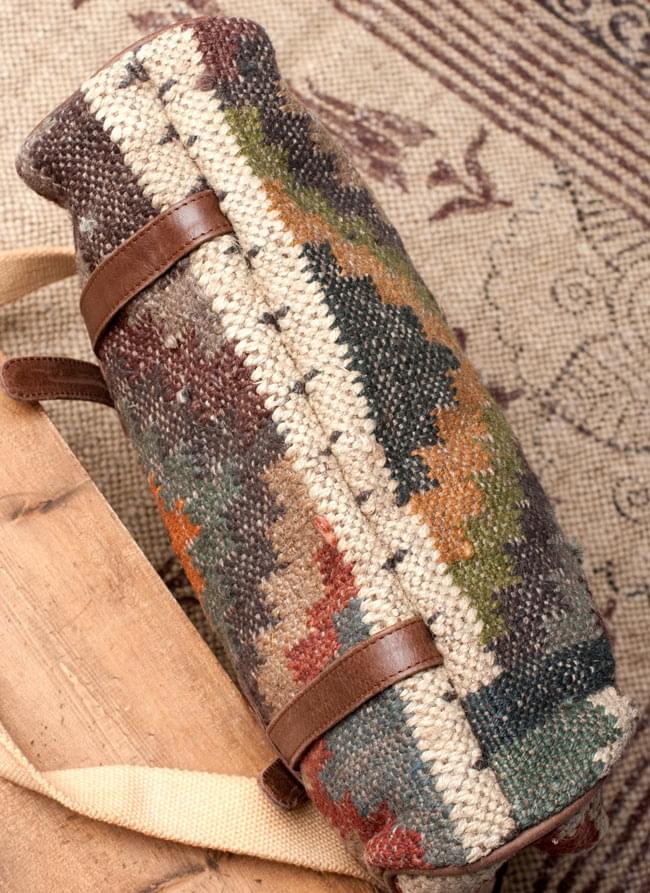 〔一点物〕伝統を紡いだ インドキリムのスクエア型ショルダーバッグ 3 - 底面の写真です。普段見えない部分もしっかり作られています。