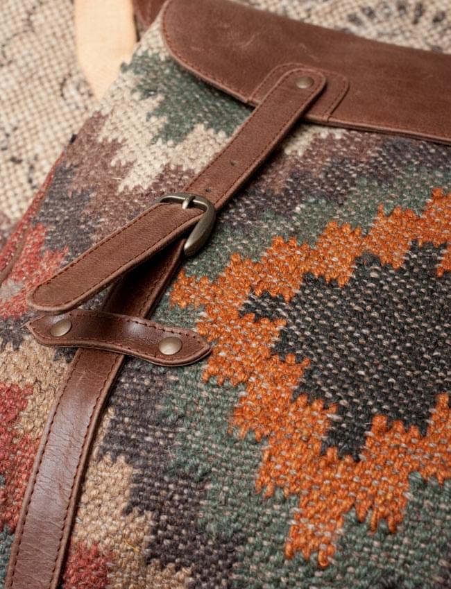 〔一点物〕伝統を紡いだ インドキリムのスクエア型ショルダーバッグ 4 - 拡大写真です