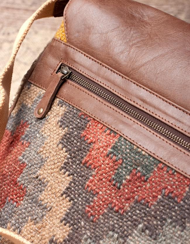 〔一点物〕伝統を紡いだ インドキリムのスクエア型ショルダーバッグ 5 - レザーも贅沢に使われています