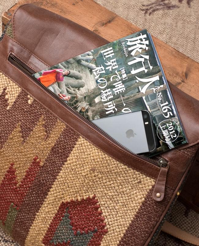 〔一点物〕伝統を紡いだ インドキリムのスクエア型ショルダーバッグ 8 - 外側の裏面には、ファスナー式の収納がついています。