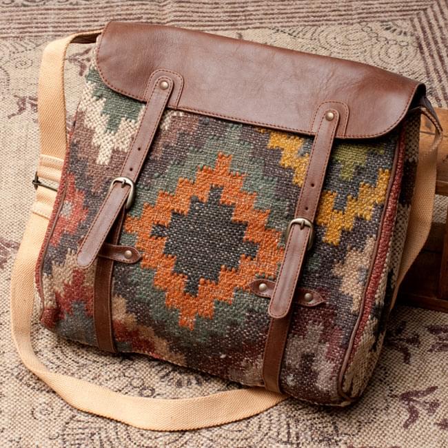 〔一点物〕伝統を紡いだ インドキリムのスクエア型ショルダーバッグの写真