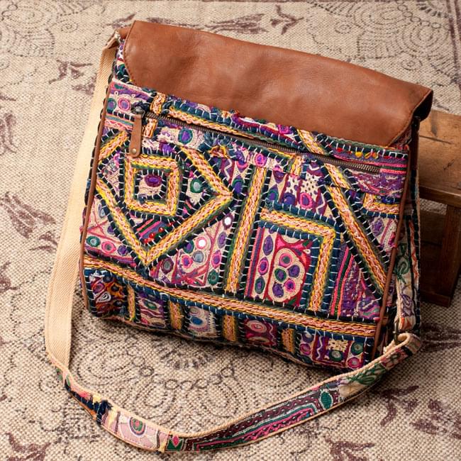 一点物〕伝統を紡いだ カッチ刺繍のスクエア型ショルダーバッグ の通販 