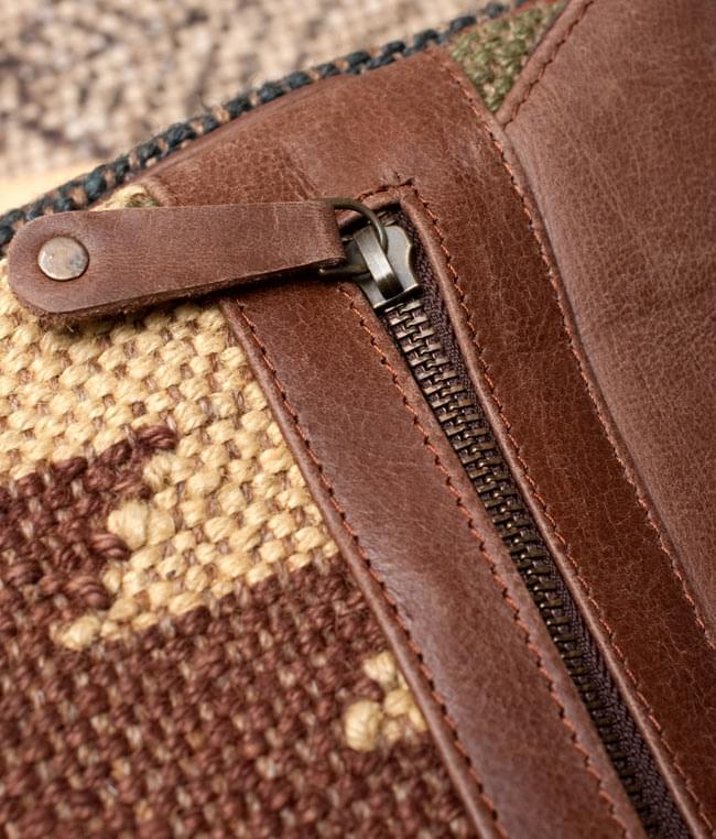 〔一点物〕伝統を紡いだ カッチ刺繍のスクエア型ショルダーバッグ 10 - 引き手にもレザーが付いていて開きやすいです。