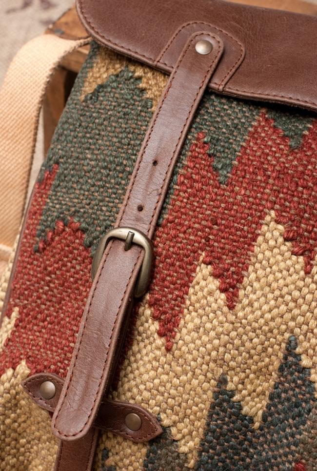 〔一点物〕伝統を紡いだ カッチ刺繍のスクエア型ショルダーバッグ 11 - 荷物の量に応じて、3段階で調節して留められます。