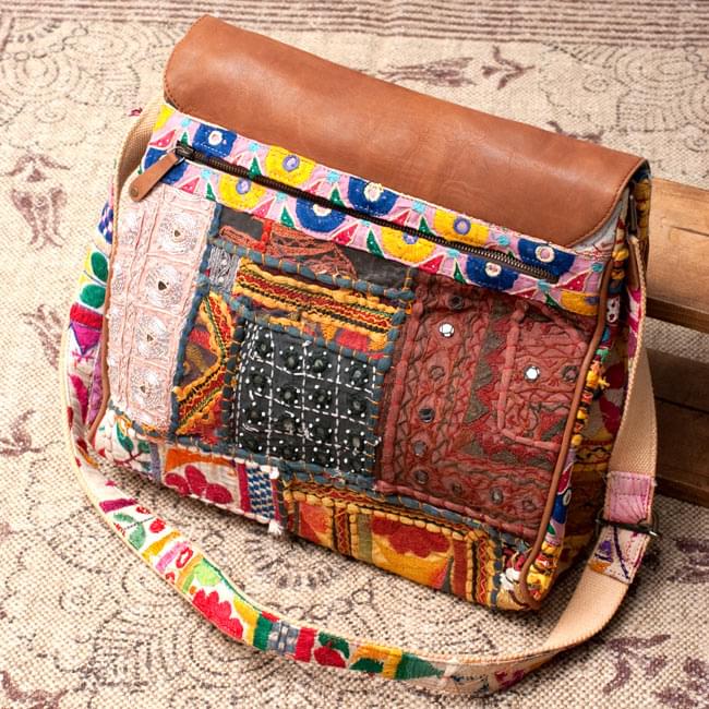 〔一点物〕伝統を紡いだ カッチ刺繍のスクエア型ショルダーバッグ 2 - 裏面の写真です