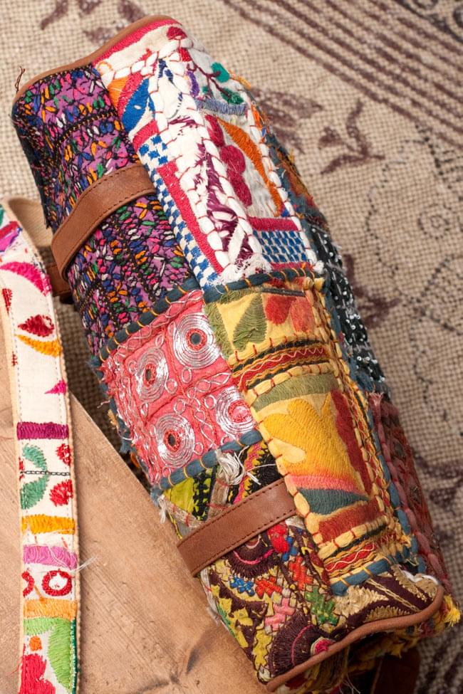 〔一点物〕伝統を紡いだ カッチ刺繍のスクエア型ショルダーバッグ 3 - 底面の写真です。普段見えない部分もしっかり作られています。