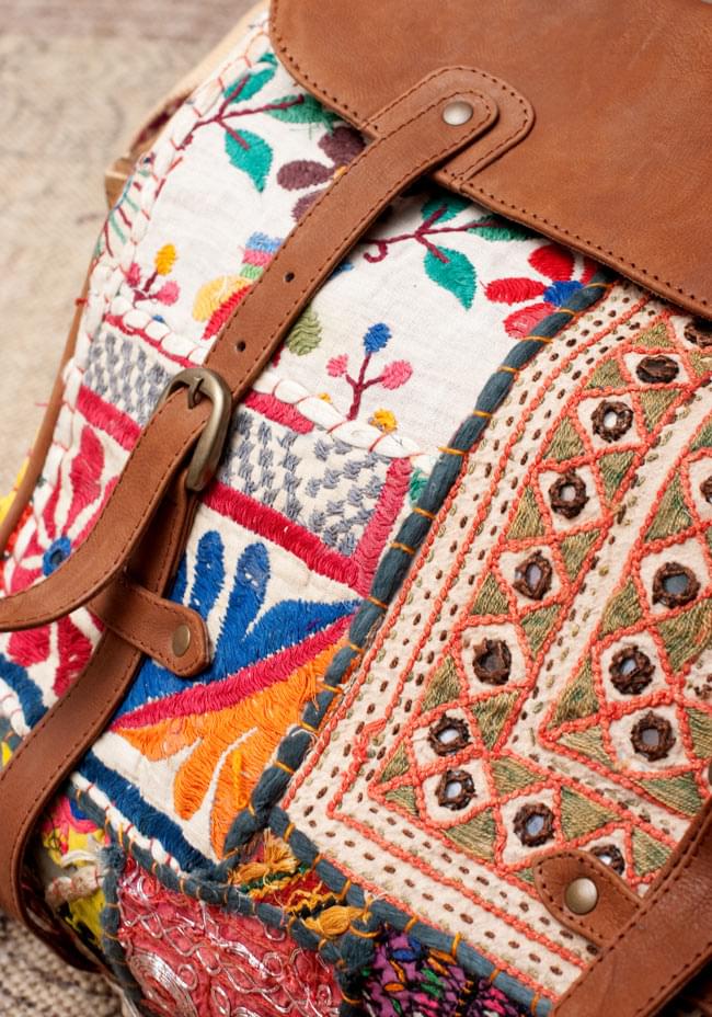 〔一点物〕伝統を紡いだ カッチ刺繍のスクエア型ショルダーバッグ 4 - 拡大写真です