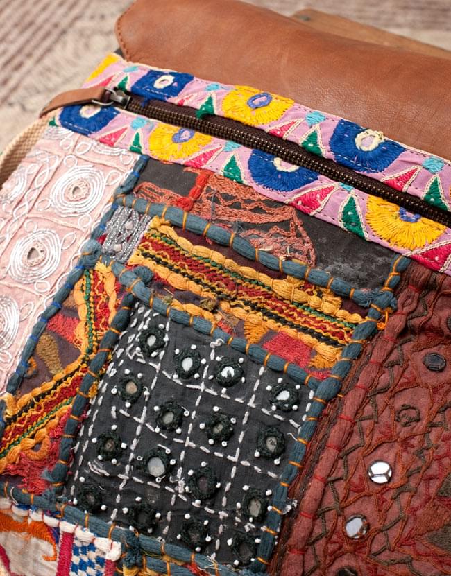 〔一点物〕伝統を紡いだ カッチ刺繍のスクエア型ショルダーバッグ 5 - レザーも贅沢に使われています