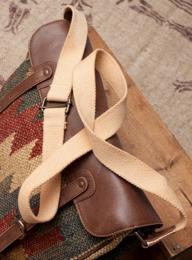 〔一点物〕伝統を紡いだ カッチ刺繍のスクエア型ショルダーバッグ 6 - ストラップの写真です。【以下の写真は、デザイン違いの同ジャンル品の写真となります。】