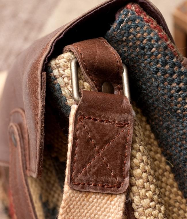 〔一点物〕伝統を紡いだ カッチ刺繍のスクエア型ショルダーバッグ 7 - 取り付け部分の拡大写真です。