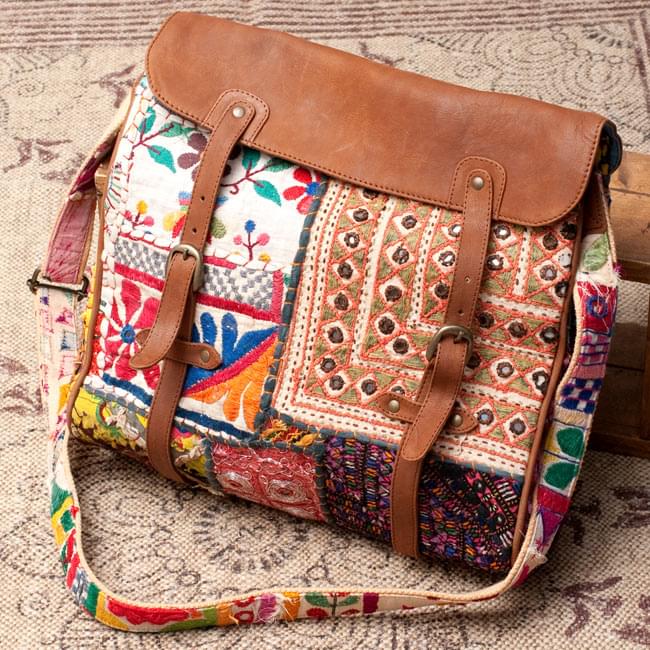 〔一点物〕伝統を紡いだ カッチ刺繍のスクエア型ショルダーバッグの写真