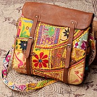 〔一点物〕伝統を紡いだ カッチ刺繍のスクエア型ショルダーバッグの商品写真