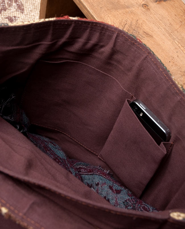 〔一点物〕伝統を紡いだ ラリーキルトのスクエア型ショルダーバッグ 13 - 内部にも、小物入れがついています。