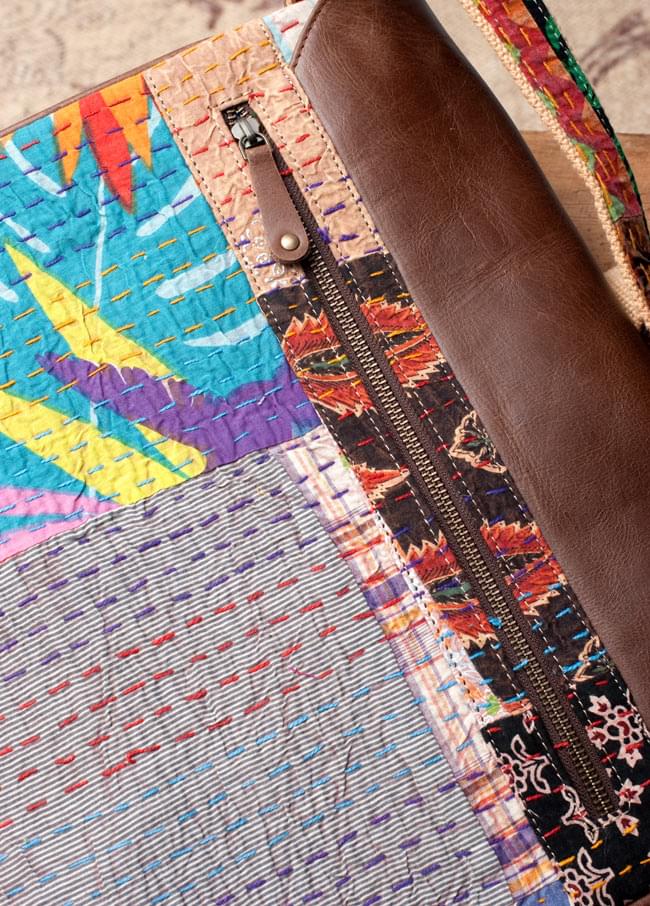 〔一点物〕伝統を紡いだ ラリーキルトのスクエア型ショルダーバッグ 5 - レザーも贅沢に使われています