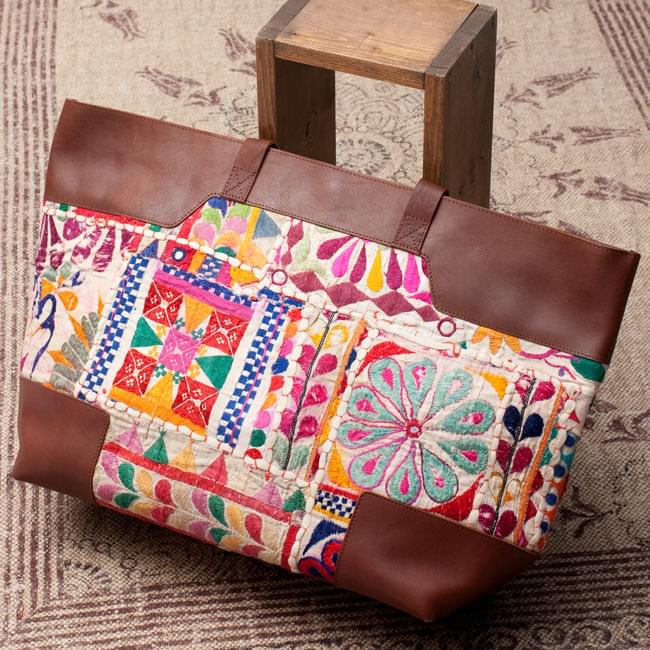 〔一点物〕伝統を紡いだ カッチ刺繍のトラベルバッグ 2 - 裏面の写真です