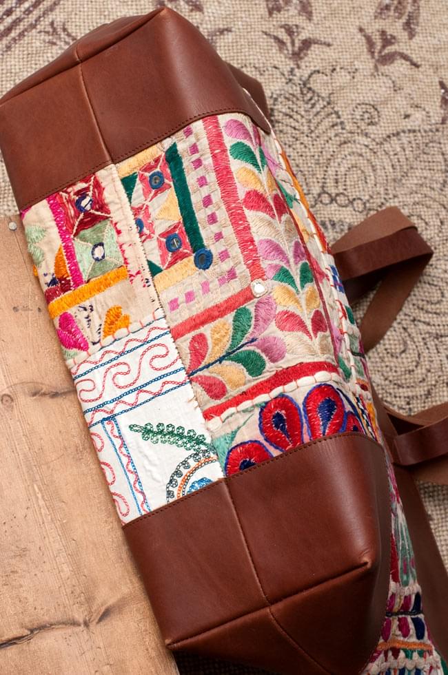 〔一点物〕伝統を紡いだ カッチ刺繍のトラベルバッグ 3 - 底面の写真です。普段見えない部分もしっかり作られています。