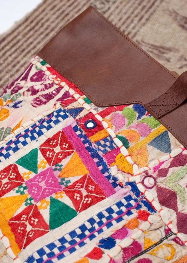 〔一点物〕伝統を紡いだ カッチ刺繍のトラベルバッグ 4 - 拡大写真です