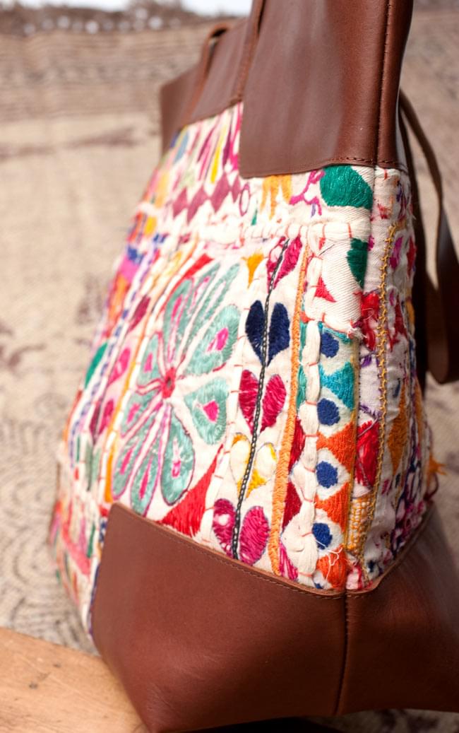 〔一点物〕伝統を紡いだ カッチ刺繍のトラベルバッグ 5 - レザーも贅沢に使われています