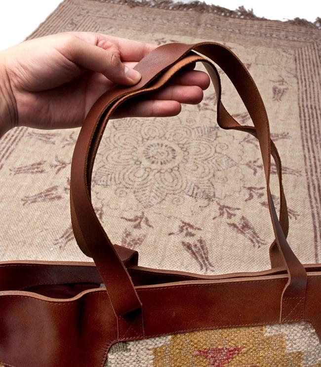 〔一点物〕伝統を紡いだ カッチ刺繍のトラベルバッグ 6 - 持ち手部分の写真です。余裕があり肩にかけることができます。【以下の写真は、デザイン違いの同ジャンル品の写真となります。】