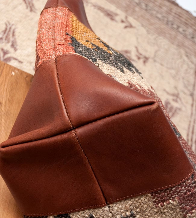 〔一点物〕伝統を紡いだ カッチ刺繍のトラベルバッグ 8 - 底面もレザーでしっかり覆われ、型崩れしにくいです。