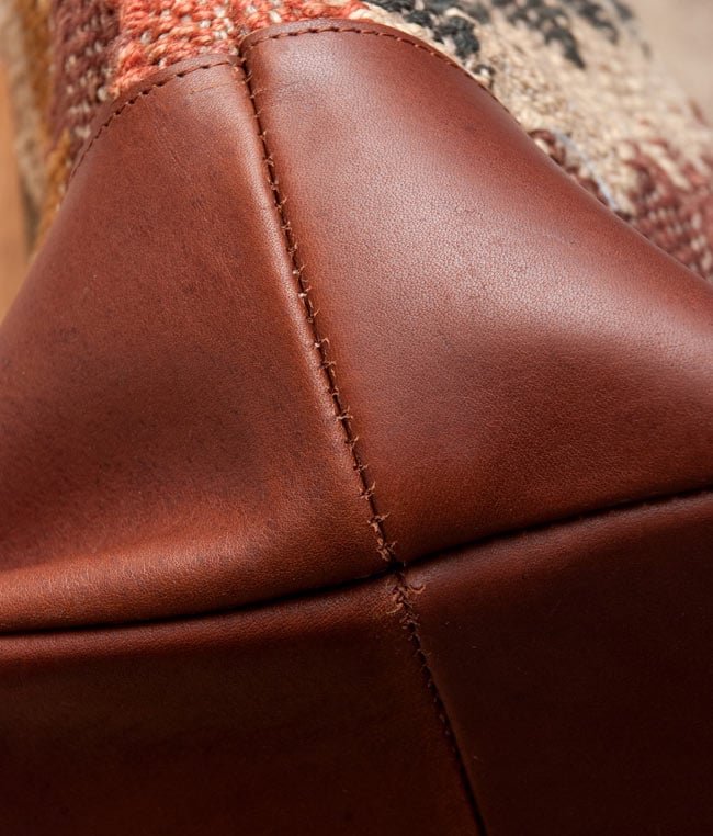 〔一点物〕伝統を紡いだ カッチ刺繍のトラベルバッグ 9 - 長く使うことをちゃんと考えています。インド物でここまでしっかり作られているのは珍しいです。