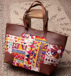 〔一点物〕伝統を紡いだ カッチ刺繍のトラベルバッグの商品写真