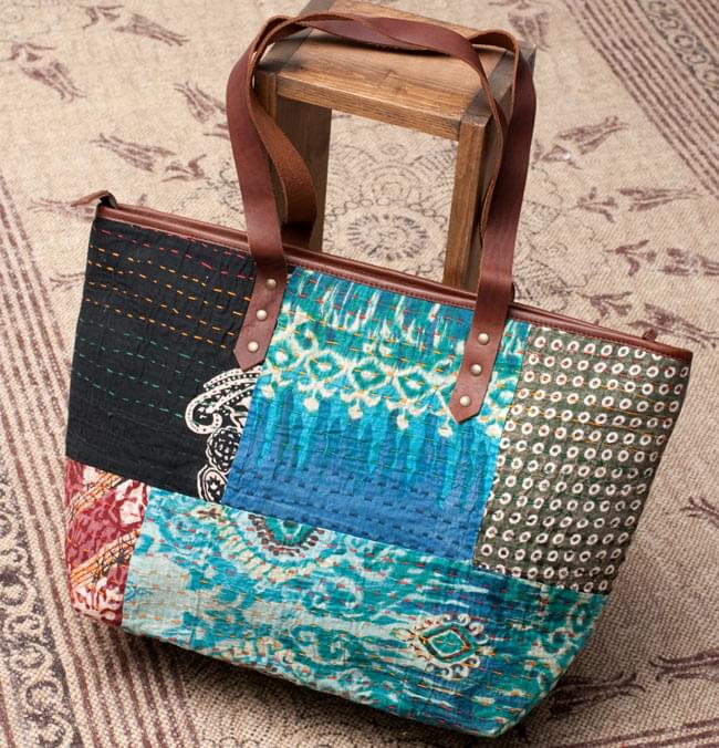 〔一点物〕伝統を紡いだ ラリーキルトのトートバッグ 2 - 裏面の写真です