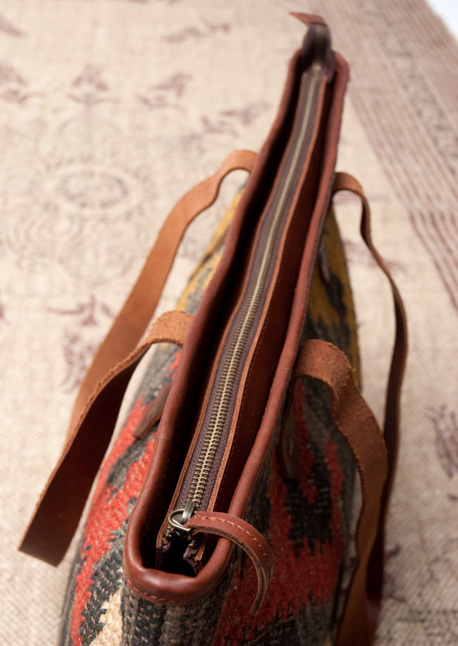 〔一点物〕伝統を紡いだ ラリーキルトのトートバッグ 8 - 開口部はファスナー式です。引き手にもレザーが付いていて開きやすいです。