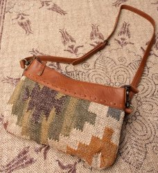 〔一点物〕伝統を紡いだ インドキリムのショルダーポシェットの商品写真