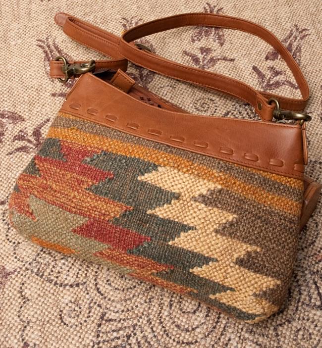 〔一点物〕伝統を紡いだ インドキリムのショルダーポシェット 2 - 裏面の写真です