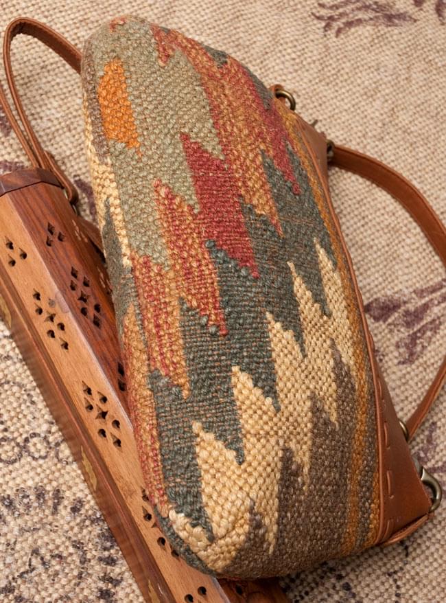 〔一点物〕伝統を紡いだ インドキリムのショルダーポシェット 3 - 底面の写真です。しっかり作られています。
