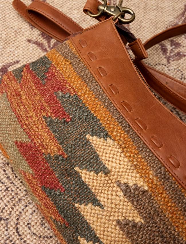 〔一点物〕伝統を紡いだ インドキリムのショルダーポシェット 4 - 拡大写真です