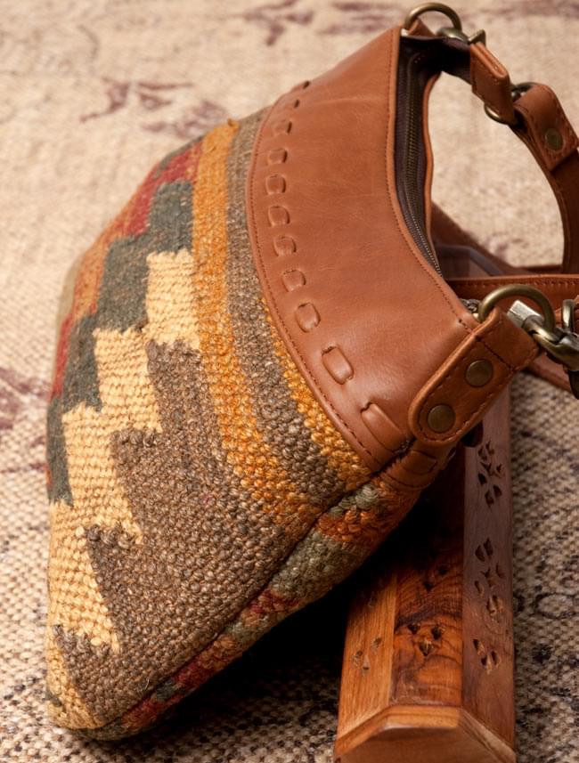 〔一点物〕伝統を紡いだ インドキリムのショルダーポシェット 5 - サイド部分の写真です
