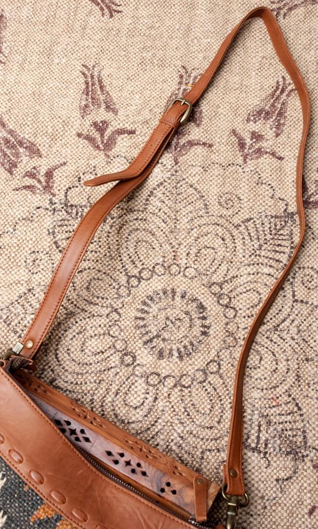 〔一点物〕伝統を紡いだ インドキリムのショルダーポシェット 6 - ショルダー紐の写真です。【以下の写真は、デザイン違いの同ジャンル品の写真となります。】