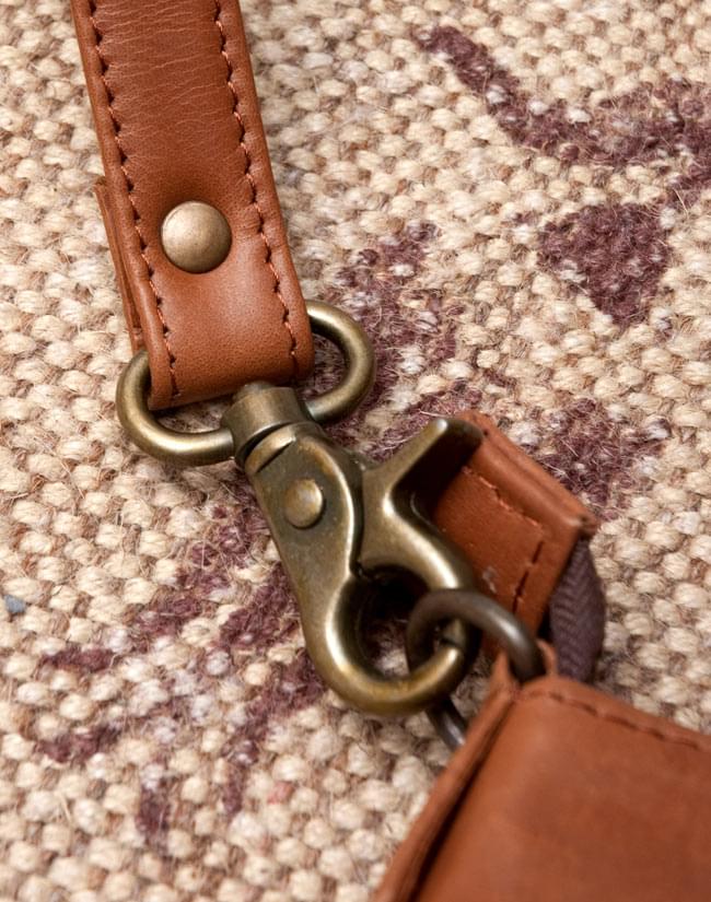 〔一点物〕伝統を紡いだ インドキリムのショルダーポシェット 7 - バッグとの接続部はこのようになっております。