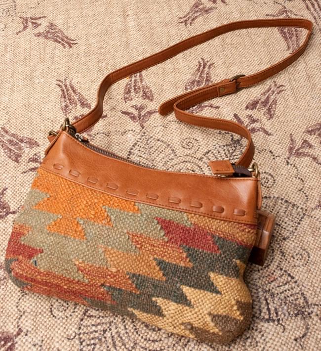 〔一点物〕伝統を紡いだ インドキリムのショルダーポシェットの写真