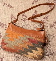〔一点物〕伝統を紡いだ インドキリムのショルダーポシェットの商品写真