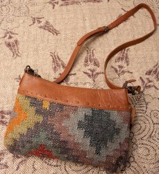 〔一点物〕伝統を紡いだ インドキリムのショルダーポシェットの商品写真