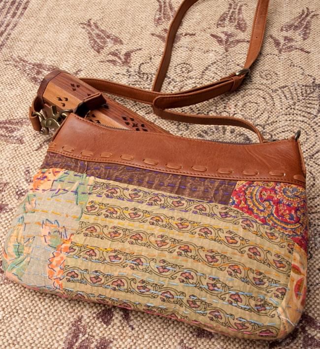 〔一点物〕伝統を紡いだ ラリーキルトのショルダーポシェット 2 - 裏面の写真です