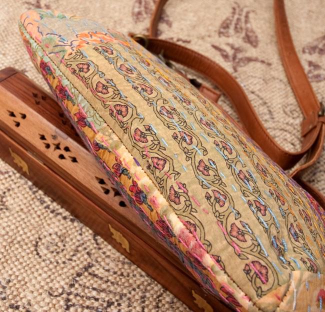 〔一点物〕伝統を紡いだ ラリーキルトのショルダーポシェット 3 - 底面の写真です。しっかり作られています。