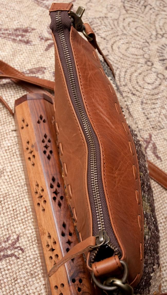 〔一点物〕伝統を紡いだ ラリーキルトのショルダーポシェット 9 - 開口部はファスナー式です。引き手にもレザーが付いていて開きやすいです。