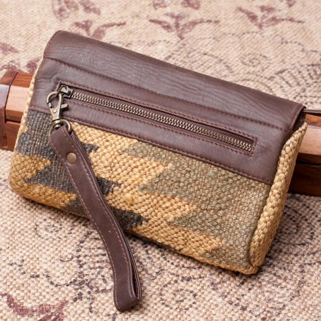 〔一点物〕伝統を紡いだ インドキリムのクラッチウォレット 2 - 裏面の写真です