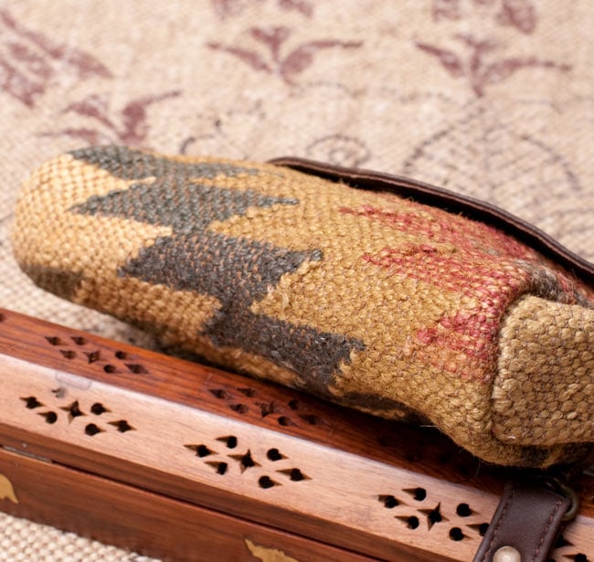 〔一点物〕伝統を紡いだ インドキリムのクラッチウォレット 3 - 底面の写真です。しっかり作られています。